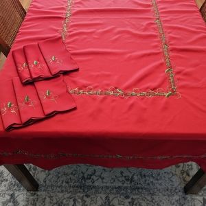 Vintage Red Christmas Tablecloth  61x84 Plaid Trim/Embroidered Design 6 Napkins
